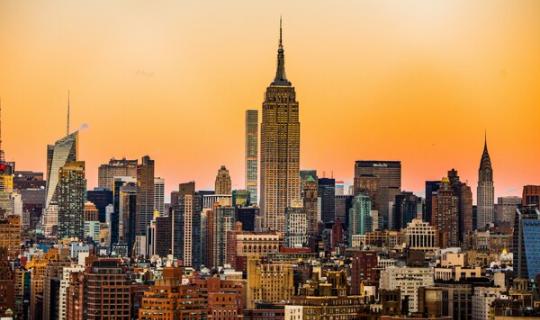 Nova York estuda novos impostos sobre vivendas de luxo compradas ao contado e segundas residencias