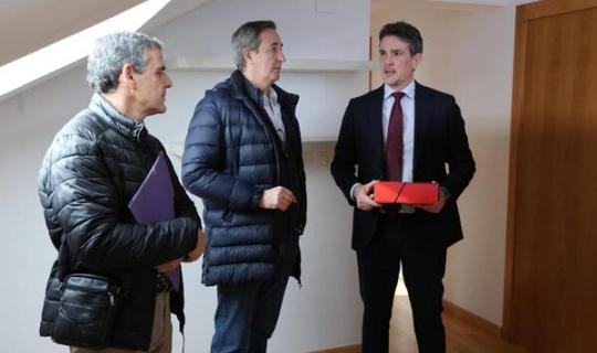 A Xunta entrega unha vivenda de promoción pública no barrio da Tinería, en Lugo