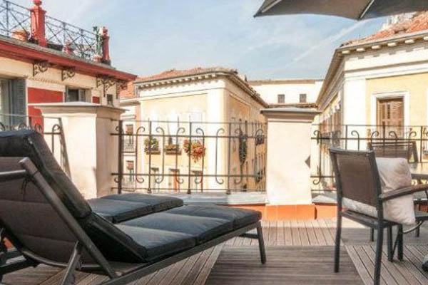 As persoas e empresas que mercan edificios completos os dedican a pisos turísticos