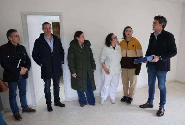 A Xunta entrega dúas vivendas de promoción pública na urbanización Río Cobo de San Cibrao, en Cervo