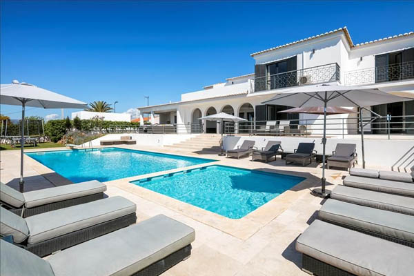 A Comisión Europea marca como “segredo comercial” a documentación das súas negociacións cos lobbies das plataformas de alugueiro turístico