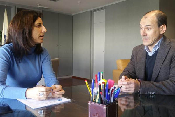  Ángeles Vázquez e o alcalde de Vilar de Santos analizan as axudas do Goberno galego en materia de vivenda