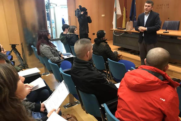 A Xunta entrega as chaves de nove vivendas de alugueiro nas Pontes destinadas a persoas menores de 35 anos e maiores de 60